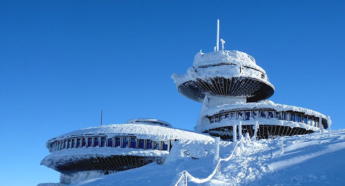 Śnieżka *1 602 m n.p.m.) należy do Korony Gór Polskich. Nowe obserwatorium meteorologiczne przypomina trzy połączone talerze-spodki, które funkcjonuje od 1974 r.