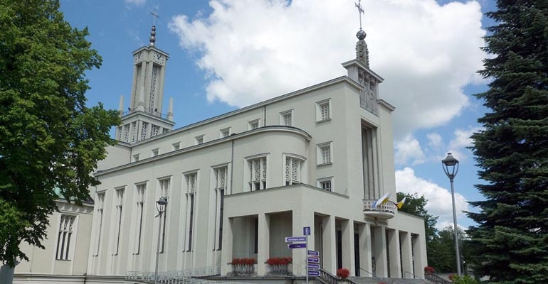 Sanktuarium św. Maksymiliana Kolbego mieści się w starej kaplicy będącej najstarszą częścią klasztoru