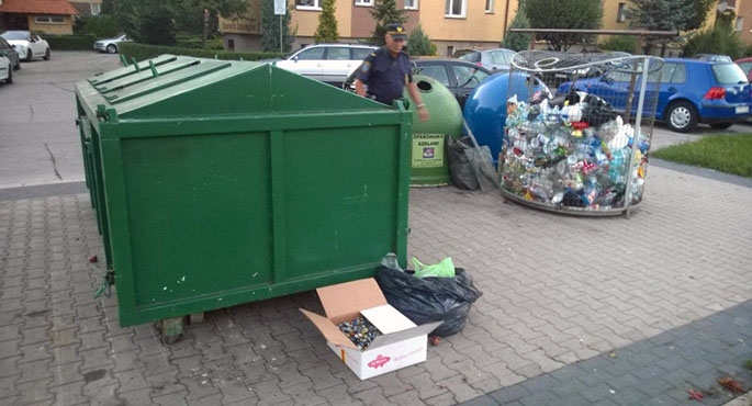 Mężczyzna zostawił odpady poremontowe