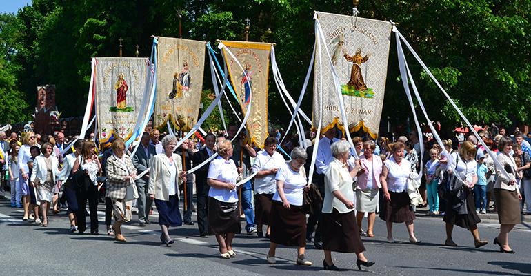 Tłumy ostrowian w procesji