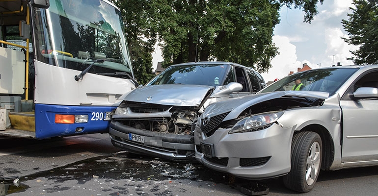 Zderzenie autobusu i dwóch osobówek