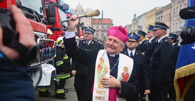 Biskup Edward Janiak poświęcił wozy strażackie