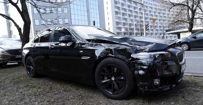 Rządowe BMW na czerwonym świetle wjechało na skrzyżowanie