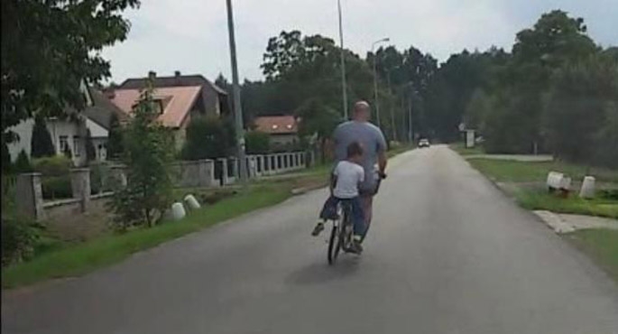 Pijany wiózł syna na rowerze