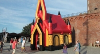 Pompowany powietrzem kościół ma 10 m wysokości i 6 m szerokości. Waży ponad 100 kg