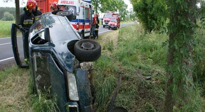 Brakowało kilkanaście centymetrów i auto uderzyłoby w przydrożne drzewo