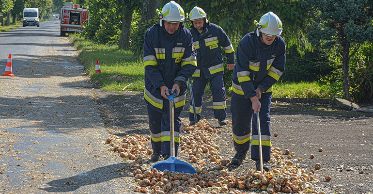 Na jezdnię rozsypała się cebula