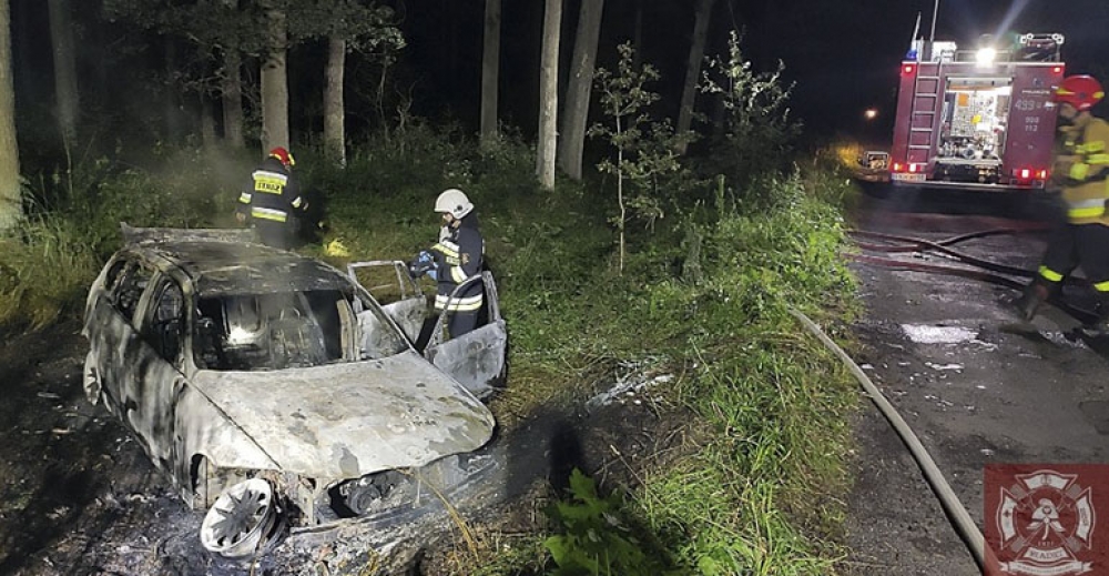 Samochód płonął w lesie