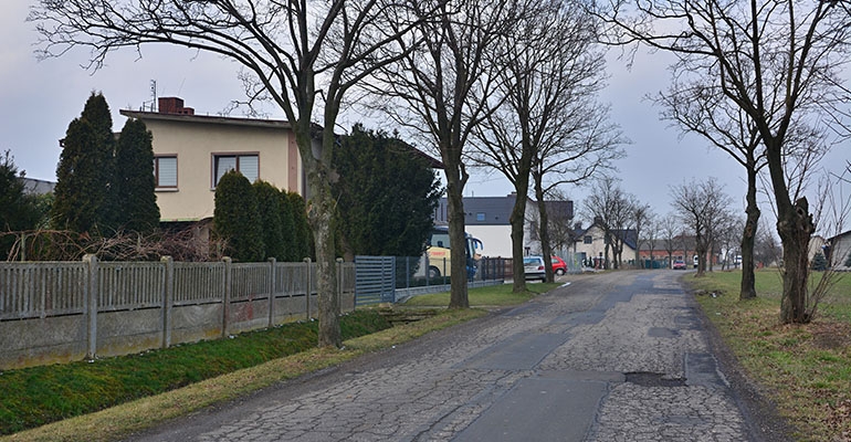 Droga łącząca Brzozę z Kobiernem jest pełna wyrw i nierówności