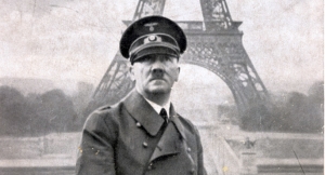 Zwycięski Adolf Hitler na tle wieży Eiffla