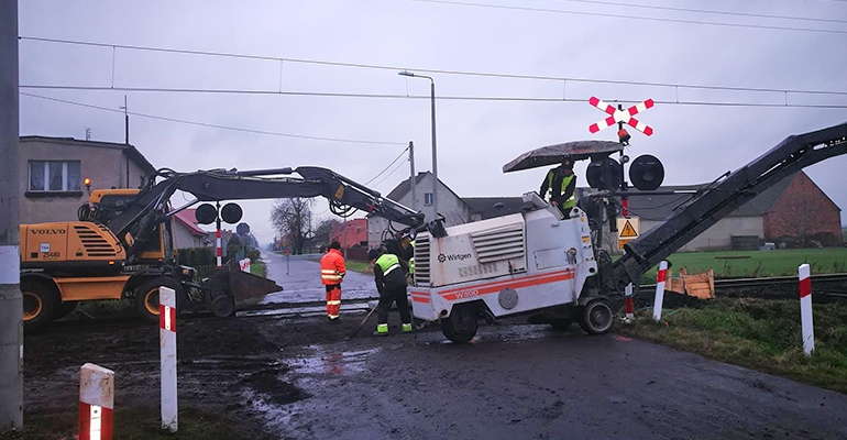 Tory wystają ponad nawierzchnię