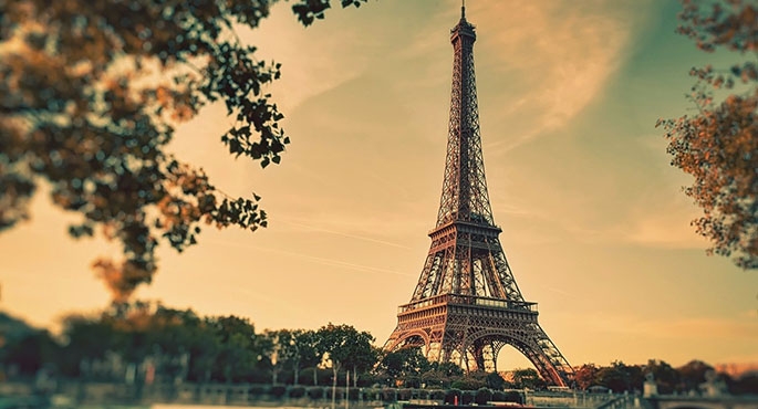 Wieża Eiffel góruje nad Paryżem. Jej wysokość wynosi 324 metry