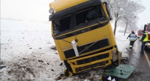 Ciężarówka wjechała do rowu[gallery]