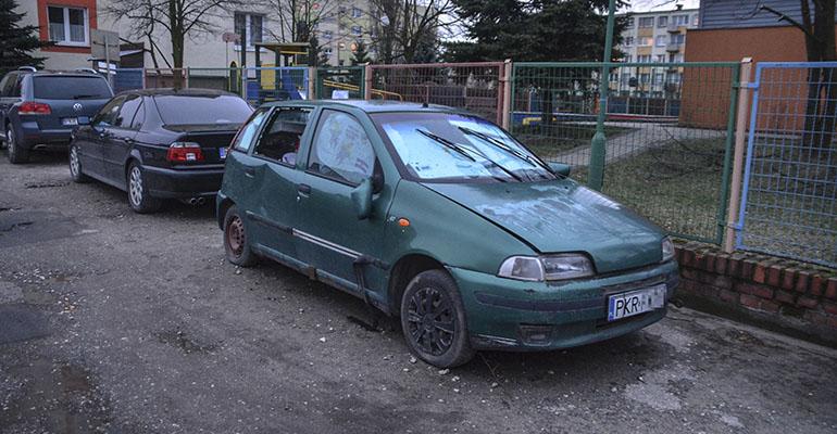 Wrak auta na osiedlu Korczaka