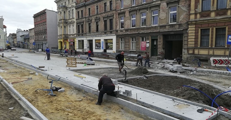 Roboty po obu stronach jezdni to zagrożenie