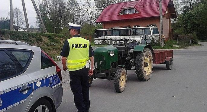 Pijany ojciec wiózł dzieci ciągnikiem!