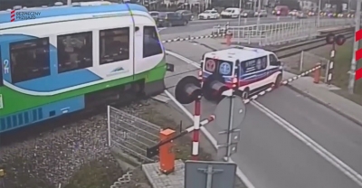 Karetka na sygnale utknęła na przejeździe kolejowym[wideo]