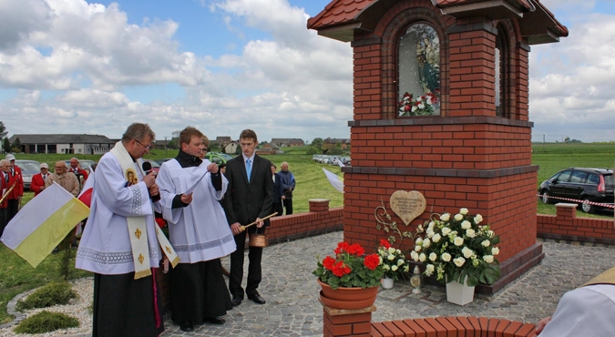 Kapliczka na rozstaju dróg