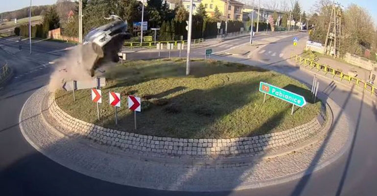 Niesamowity wypadek drogowy koło Łodzi. To cud, że nikt nie zginął