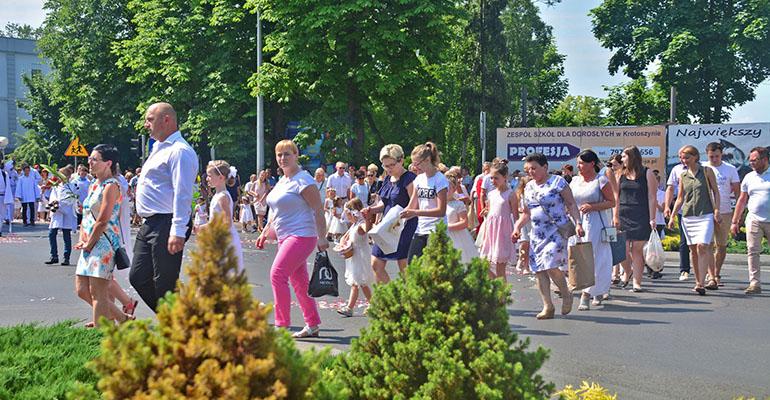 Tłumy wzięły udział w procesji Bożego Ciała