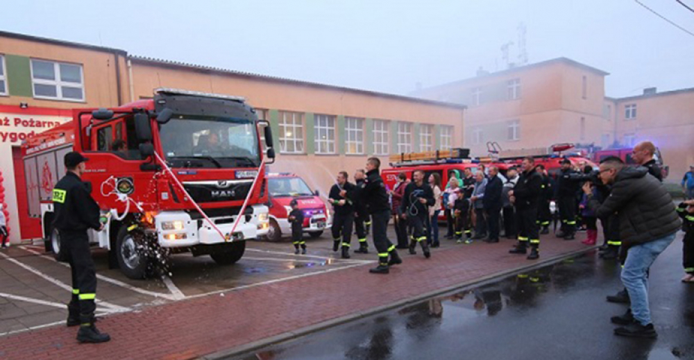 Nowy samochód gaśniczy dla strażaków OSP w Jankowie Przygodzkim