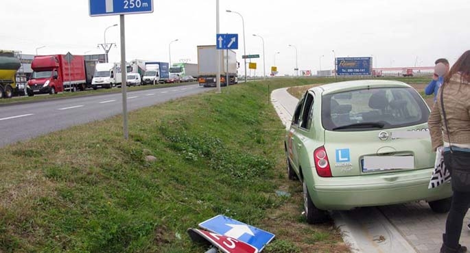 Tir zepchnął „elkę” z jezdni