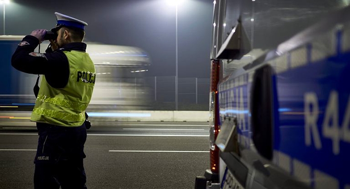 Policjanci w maskach