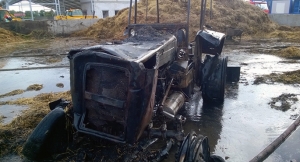 Słoma i ciągnik w ogniu[gallery]