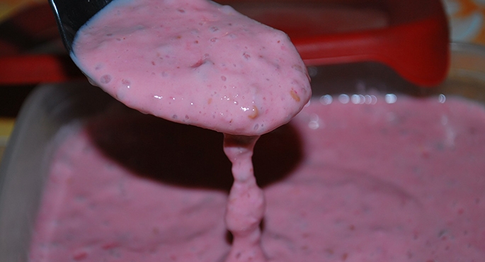 Jogurt zawiera kwas mlekowy, białko, wapń, witaminy B2 i B12 oraz potas i magnez