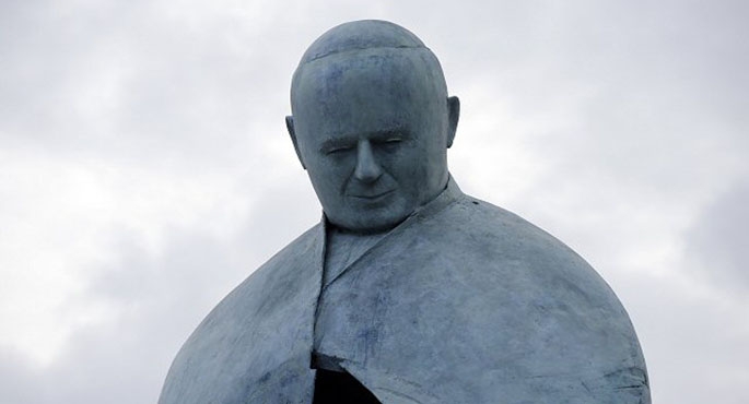 Pechowy pomnik Jana Pawła II