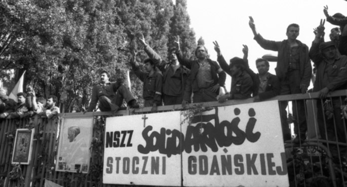 Strajkujący pracownicy Stoczni Gdańskiej na gramie głównej