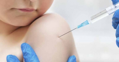 Rodzce martwią się o dzieci, a ministerstwo nie rezygnuje z obowiązkowych szczepień