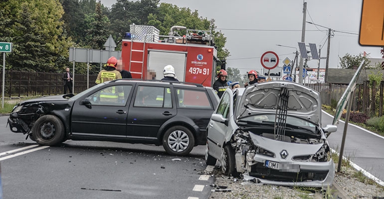 Kierowcy obu samochodów trafili do szpitala