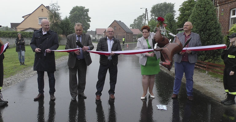 Przecięcie okolicznościowej wstęgi na wyremontowanej drodze powiatowej w Potaszni