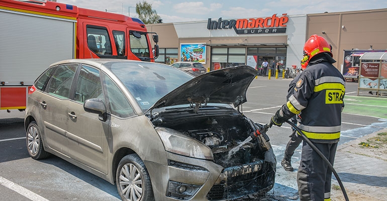 Pożar auta pod marketem