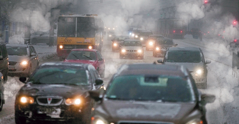 Ruch samochodowy przyczynia się do zanieczyszczenia powietrza