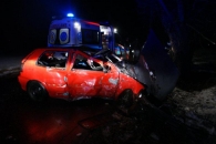 Jechał za szybko, uderzył w drzewo [gallery]