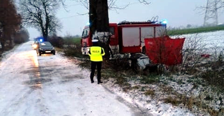 samochód uderzył w drzewo pomiędzy Obrą Starą a Goliną