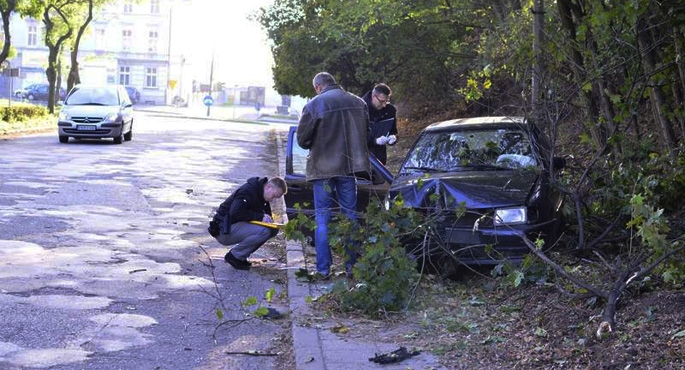 Pijany 27-latek rozbił się na drzewie