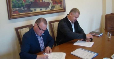 Burmistrz podpisał umowę z właścicielem firmy