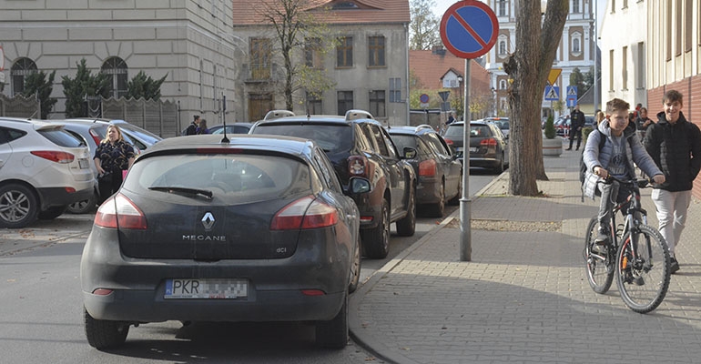 Rodzice blokują ruch przy „czwórce”