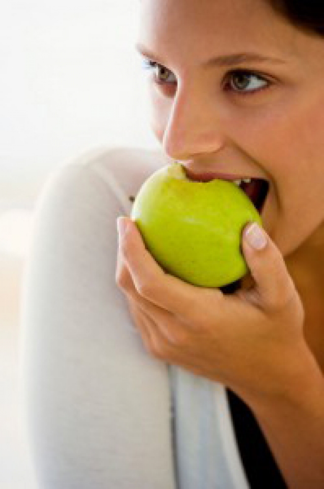 Twarde jabłko lepiej pokroić. Częste odgryzanie może się skończyć skaleczeniem dziąsła i odsłonięciem szyjki zębowej