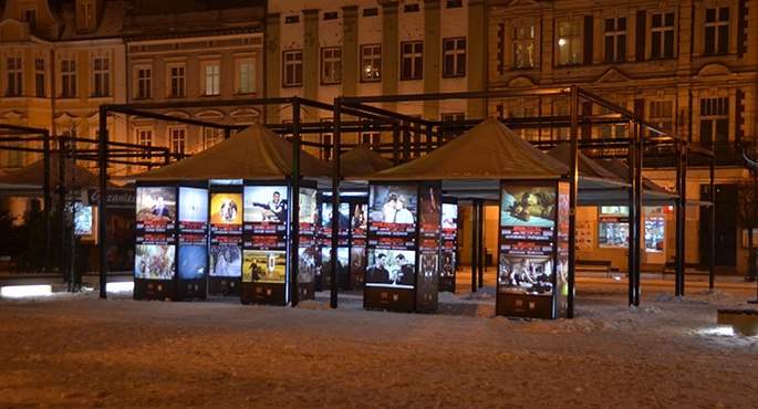 Przechodząc przez Rynek warto zatrzymać się przy wystawach