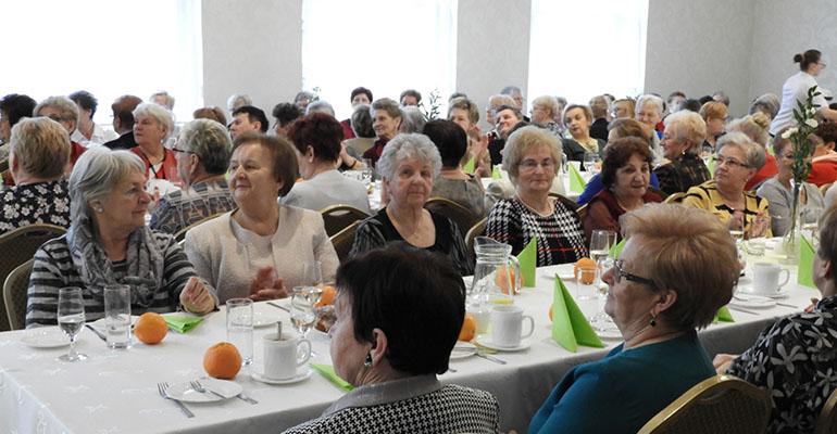 Świętujące seniorki