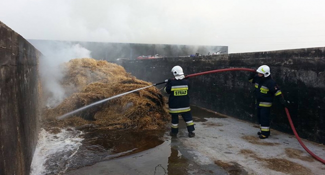 Baloty słomy w płomieniach