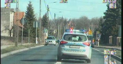 Policjanci eskortowali auto z nieprzytomną dziewczyną
