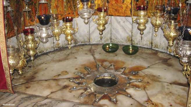 W miejscu, gdzie narodził się Chrystus, znajduje się srebrna gwiazda z czternastoma ramionami