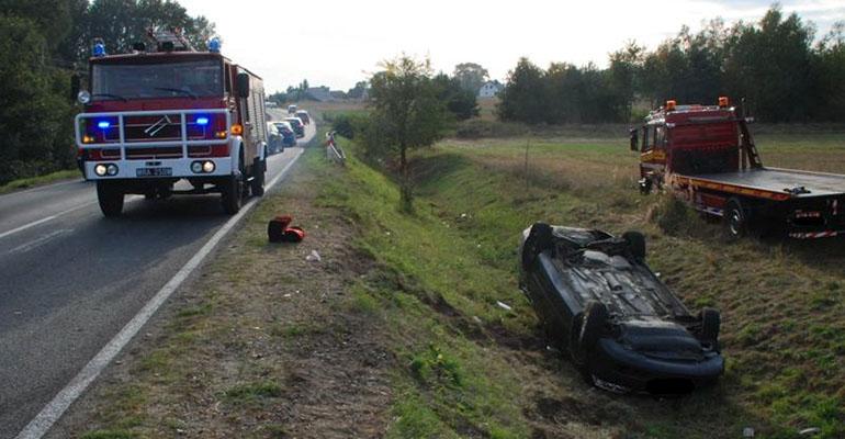 Skoda dachowała w przydrożnym rowie