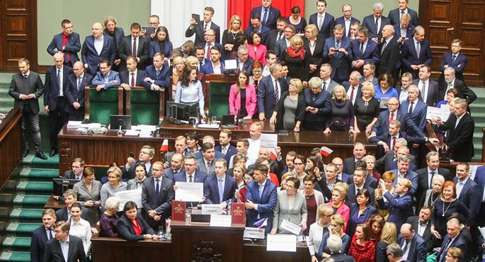 Posłowie opozycji zablokowali mównicę i obrady