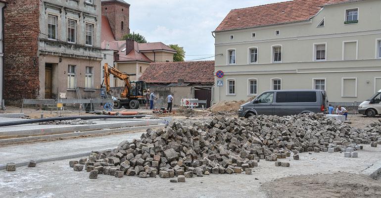 Co miasto robi z kostką?